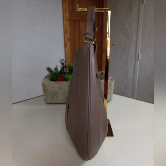 Salvatore Ferragamo, Roxanne Leather Hobo, Gold tone Gancini Hardware - Picture 8 of 14